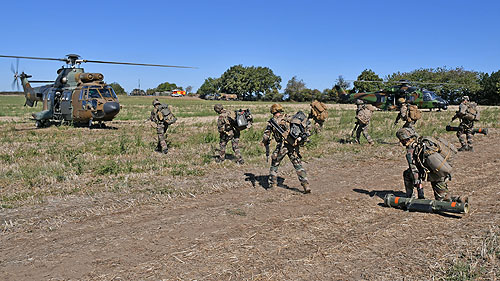 Embarquement d'une section de combat du 3e RPIMa  à bord d'un AS332 SuperPuma de l'Armée de Terre espagnole (FAMET)