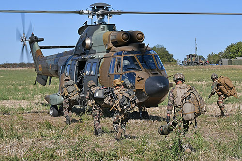 Embarquement d'une section de combat du 3e RPIMa  à bord d'un AS332 SuperPuma de l'Armée de Terre espagnole (FAMET)