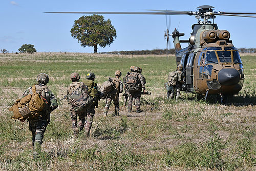 Embarquement d'une section de combat du 3e RPIMa  à bord d'un AS332 SuperPuma de l'Armée de Terre espagnole (FAMET)