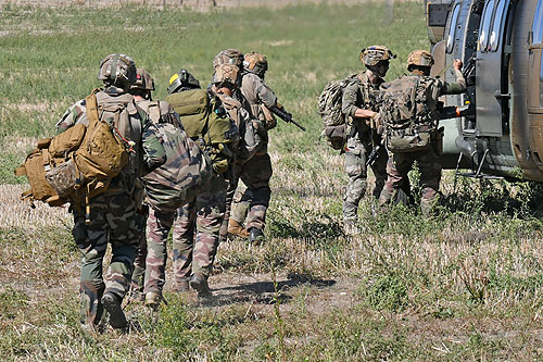 Embarquement d'une section de combat du 3e RPIMa  à bord d'un AS332 SuperPuma de l'Armée de Terre espagnole (FAMET)