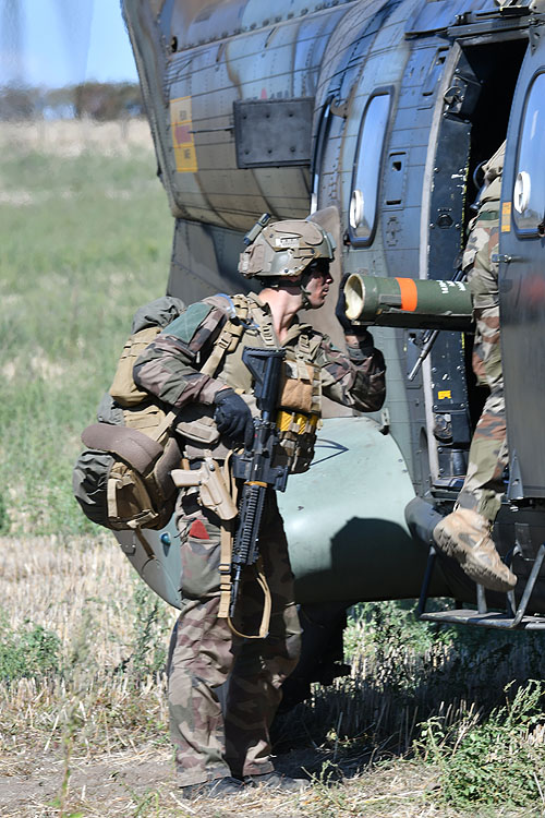 Embarquement d'une section de combat du 3e RPIMa  à bord d'un AS332 SuperPuma de l'Armée de Terre espagnole (FAMET)