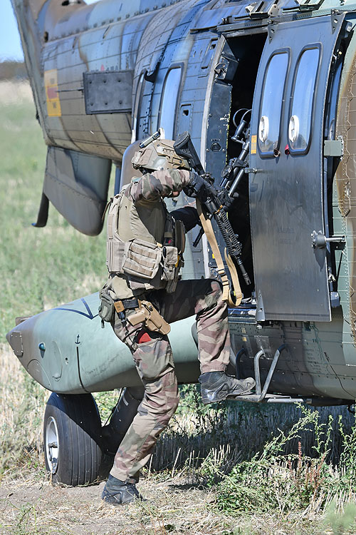 Embarquement d'une section de combat du 3e RPIMa  à bord d'un AS332 SuperPuma de l'Armée de Terre espagnole (FAMET)