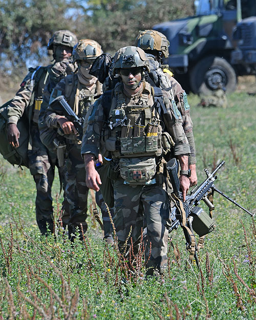 Chaque section de combat du 3e RPIMa se met en position face à l'hélicoptère qui lui est assigné