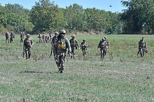 Chaque section de combat du 3e RPIMa se met en position face à l'hélicoptère qui lui est assigné