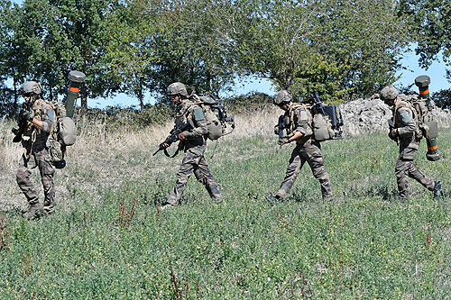 Chaque section de combat du 3e RPIMa se met en position face à l'hélicoptère qui lui est assigné