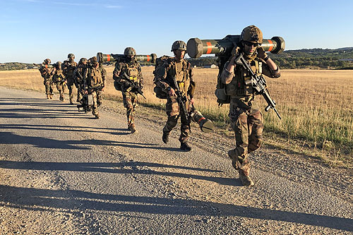 Une section du 1er RHP se met en position avant l'arrivée des hélicoptères