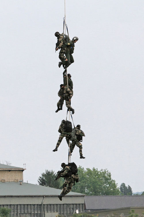 Récupération en grappe par hélicoptère