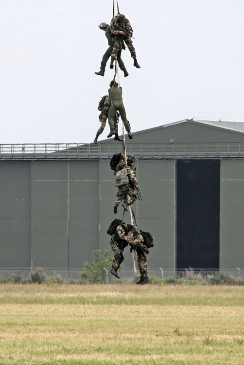 Récupération en grappe par hélicoptère