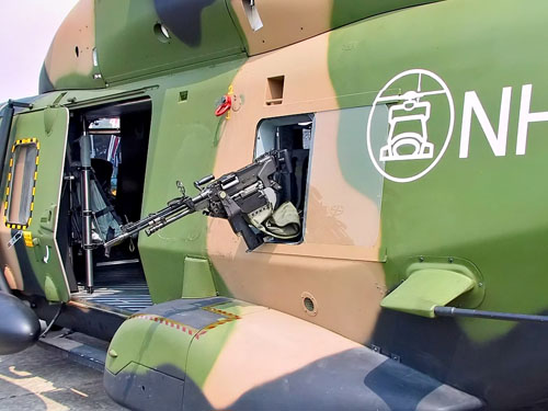 Prototype NH90 PT1 en camouflage australien sable-vert-noir, mitrailleuse de porte