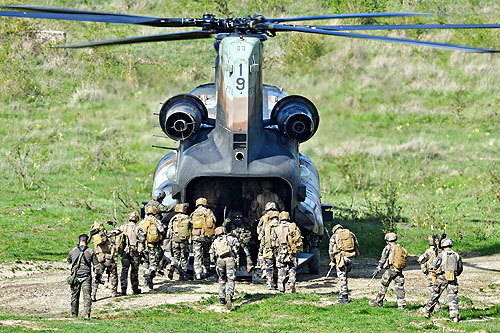 Embarquement des soldats dans l'hélicoptère de transport lourd CH47 Chinook espagnol