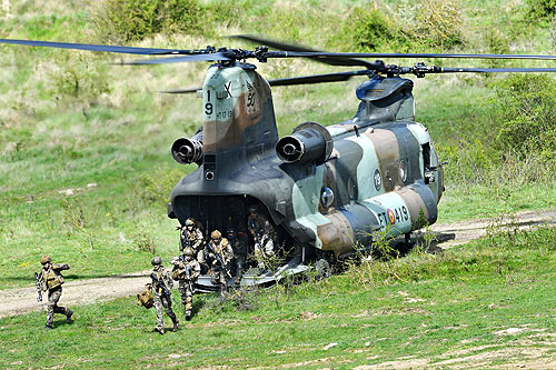 Dépose des troupes par un hélicoptères de transport lourd CH47 Chinook de l'Armée de Terre espagnole (FAMET)