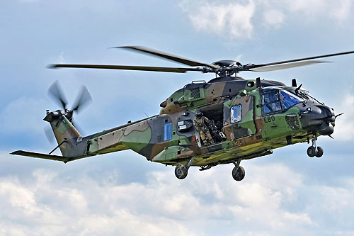 Arrivée de l'hélicoptère NH90 Caïman EBO de l'Armée de Terre française avec à bord une équipe cynophile