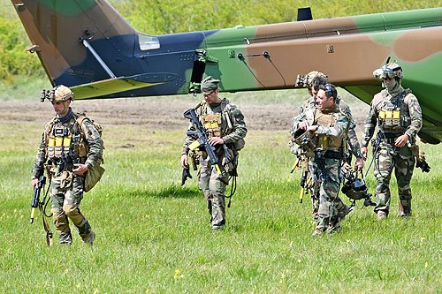 Commandos prêts à embarquer, ils sont équipés de lunettes à vision nocturne pour progresser à l'intérieur des bâtiments