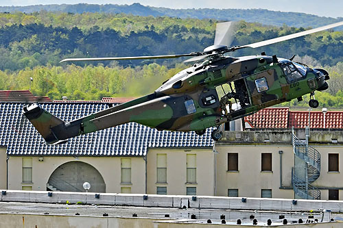 Arrivée de l'hélicoptère NH90 Caïman EBO de l'Armée de Terre française avec à bord une équipe cynophile