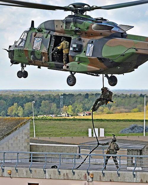 Dépose de commandos en corde lisse par l'NH90 Caïman EBJ de l'Armée de Terre française