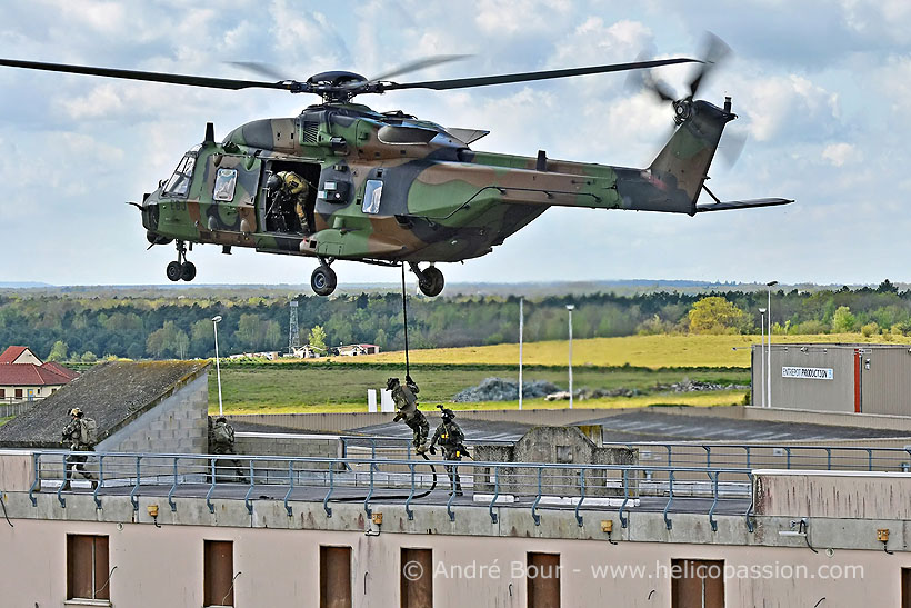 Dépose d'une section de combat  au sommet d'un immeuble par un hélicoptère NH90 Caïman de l'Armée de Terre française