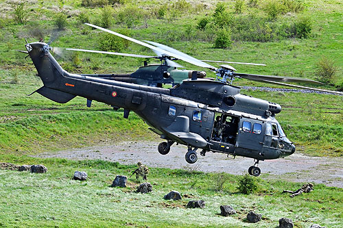 Redécollage d'un hélicoptère AS332 Superpuma espagnol