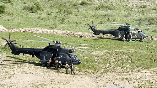 Embarquement des soldats à bord des hélicoptères SuperPuma espagnols