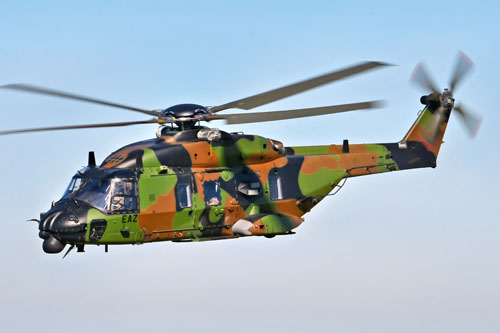 NH90 Caïman embarquant des drones armés, photographié depuis un autre NH90 au cours de la mission