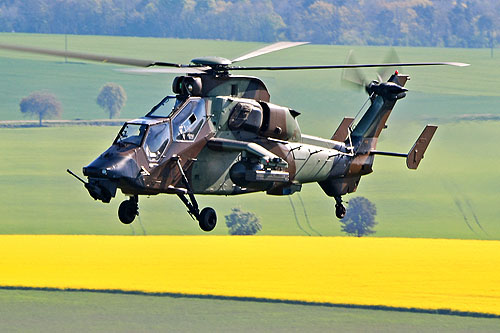 Hélicoptère Tigre en vol tactique, photographié depuis un NH90 Caïman au-dessus de la zone d’exercice
