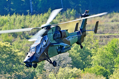 Photographié depuis la porte du NH90, le Tigre apparaît de trois-quarts avant, un angle rarement obtenu en vol