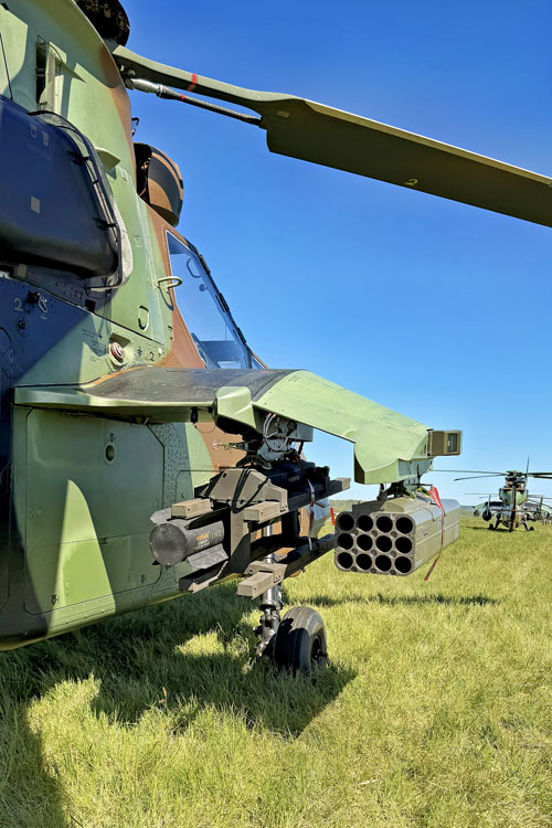 Missile Hellfire et panier de roquettes sur un hélicoptère Tigre : le missile permet l’engagement à distance sur désignation, tandis que les roquettes complètent l’action à plus courte portée