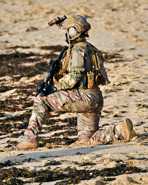 Un militaire de l’Armée de Terre en position sur un point haut dominant la plage