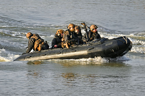Arrivée de commandos Marine à bord d'un zodiac