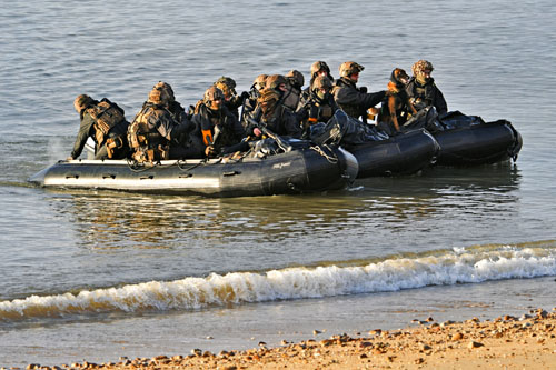 Arrivée de commandos Marine à bord d'un zodiac