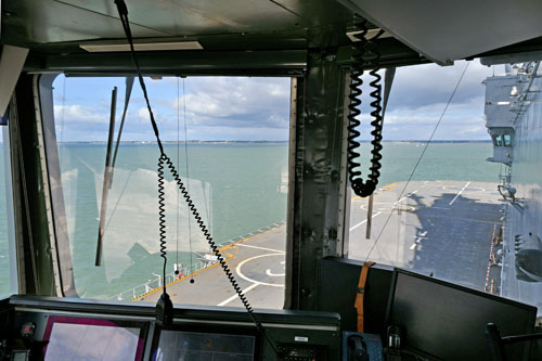 La tour de contrôle a une vue sur tout le pont