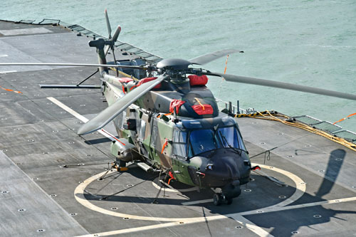 Hélicoptère NH90 arrimé au pont, cet appareil ne participera pas aux missions de la journée