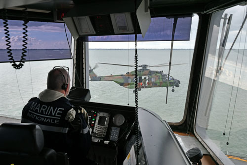 L'hélicoptère NH90 EBO en translation juste devant la tour de contrôle aéronautique pour se poser sur le spot 4