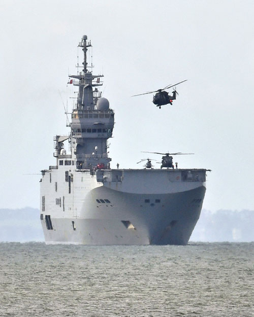 Premières mises en oeuvre d'hélicoptères sur le PHA Mistral