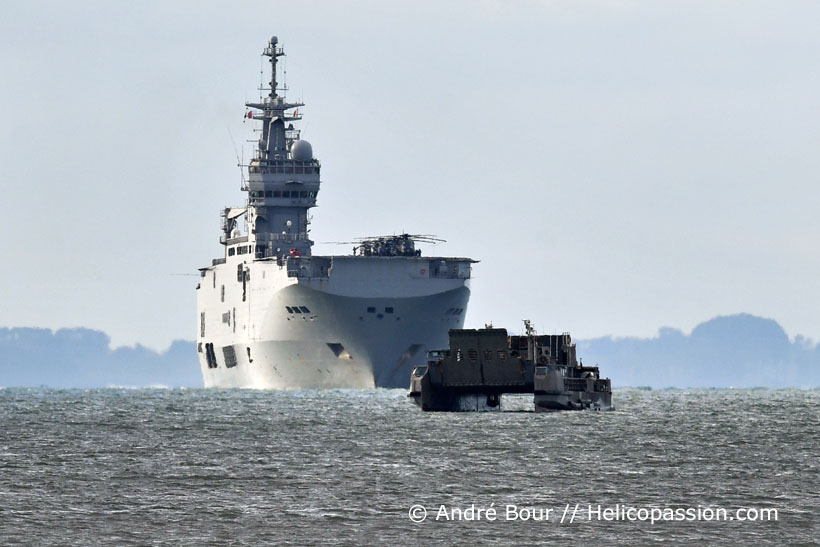 Un EDAR en position catamaran, devant le PHA
