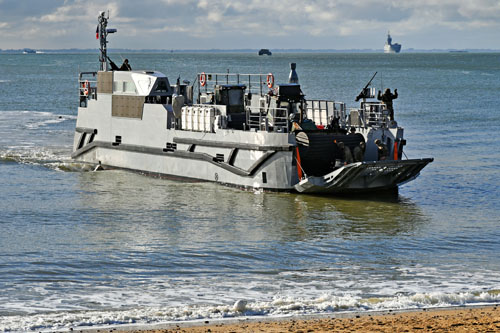 Accostage d’un EDAS (Engin de Débarquement Amphibie Standard) lors d’une rotation depuis les PHA