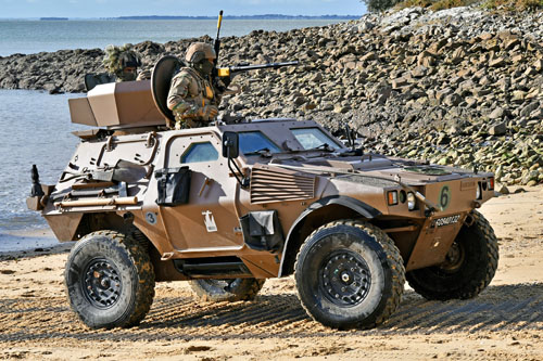 Mise à terre d’un VBL (Véhicule Blindé Léger) depuis un EDAR