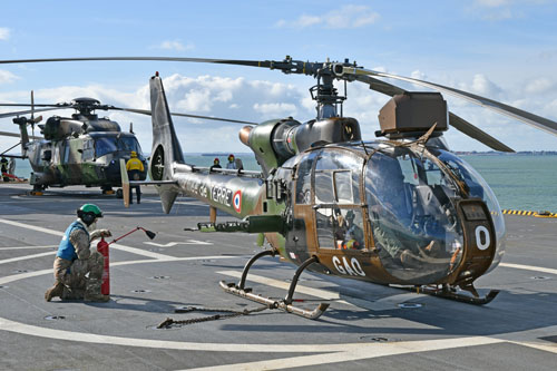 Hélicoptère Gazelle GAO sur le premier plot à l'avant du PHA