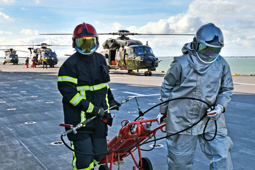 Les pompiers quittent les appareils avant l'embarquement des personnes
