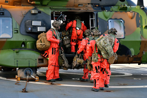 Embarquement des PAX (passagers) à bord d'un hélicoptère NH90