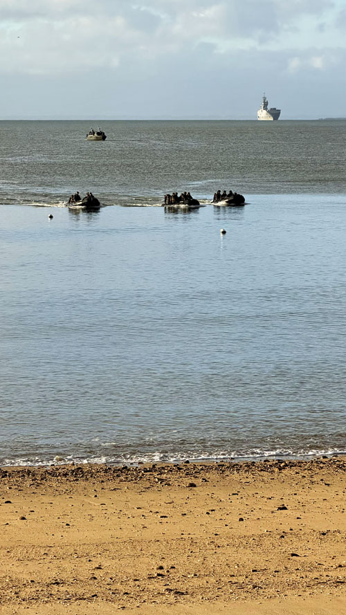 Approche de fusiliers marins à bord d’embarcations pneumatiques, le PHA Mistral en arrière-plan