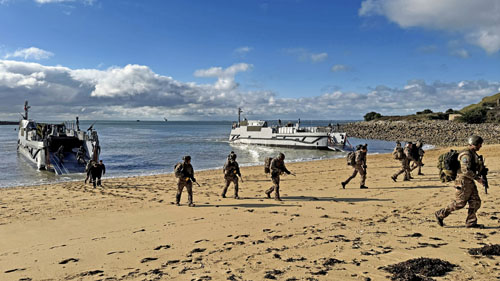 Mise à terre des troupes depuis un EDAS