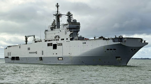 Le PHA Mistral, imposant au-dessus de l’EDAR, avec les hélicoptères déjà déployés sur le pont d’envol