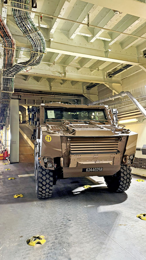 Un véhicule Griffon descend du hangar où sont stockés les véhicules, à l'étage au-dessus du radier