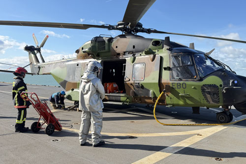 Pour chaque hélicoptère NH90, un binôme de pompiers est présent au démarrage des turbines, l'un est en charge de l'extincteur, l'autre porte une tenue ignifuge pour venir en aide à l'équipage