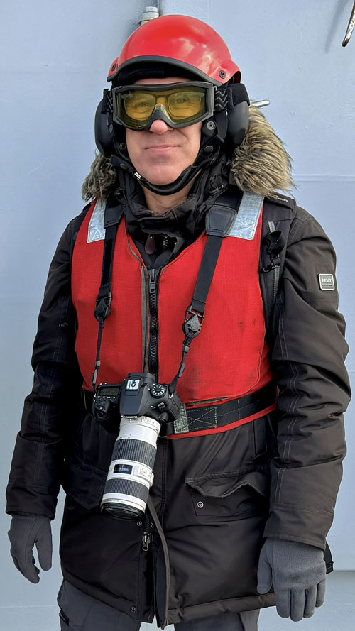 Les photographes d'Helicopassion en tenue de sécurité sur le pont d'envol