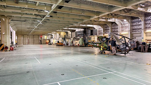 Une Gazelle demeure dans le hangar aviation, les autres appareils ayant déjà rejoint le pont d’envol