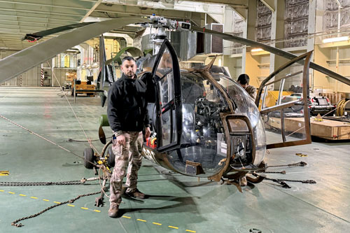Un mécanicien assure l'entretien de l'hélicoptère Gazelle