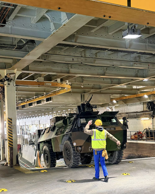 Embarquement d'un véhicule de l'avant blindé (VAB) dans l'EDAR