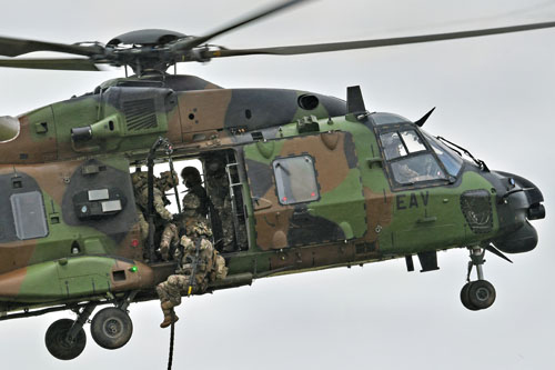 Dépose de commandos par corde lisse à partir d'un hélicoptère NH90