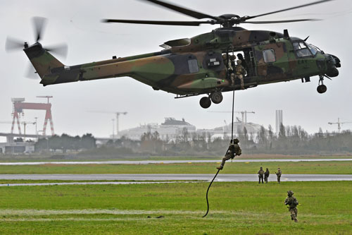 Insertion par corde lisse depuis un NH90